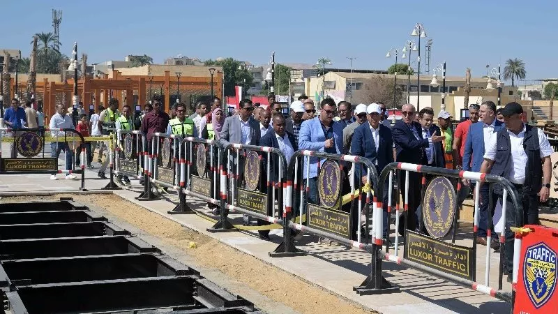 رئيس الوزراء يتابع أعمال تطوير كورنيش البر الغربى والممشى الزجاجى فى الأقصر