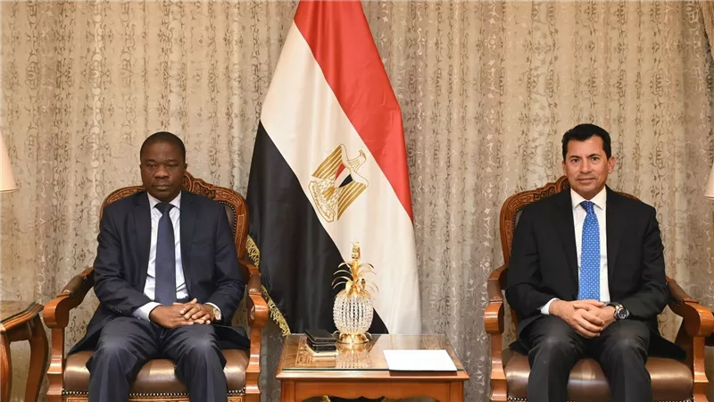 وزير الشباب والرياضة يبحث التعاون الثنائي مع سفير كوت ديفوار بالقاهرة