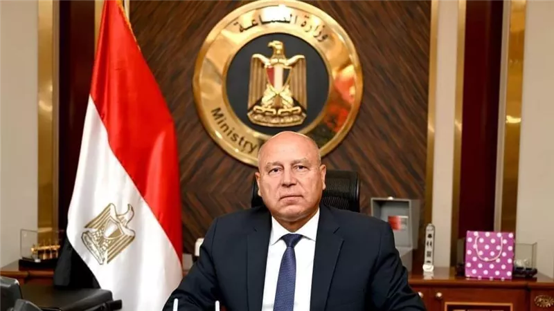 وزير النقل: سيتم إحالة كل من تسبب في وقوع حادث قطار المنيا إلى النيابة العامة 