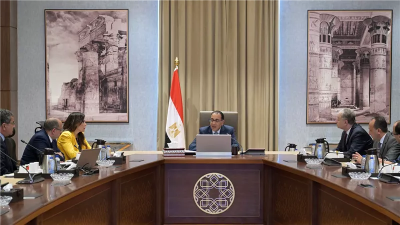رئيس الوزراء يتابع موقف المرحلة الأولى من المبادرة الرئاسية 