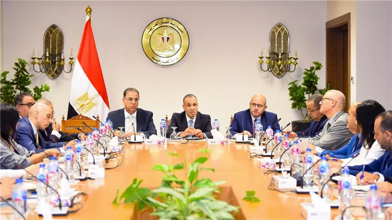 وزير الخارجية والهجرة يعقد اجتماعاً موسعاً مع قطاعي الهجرة والقنصلي