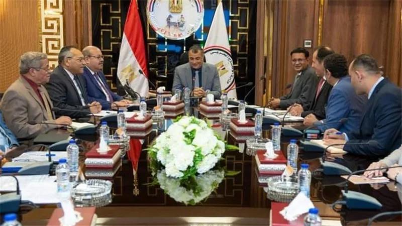 وزير الدولة للإنتاج الحربى يبحث مع ممثلي شركة 