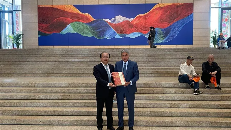 وزير السياحة والآثار يزور متحف الصين الوطني للفنون والحرف ببكين