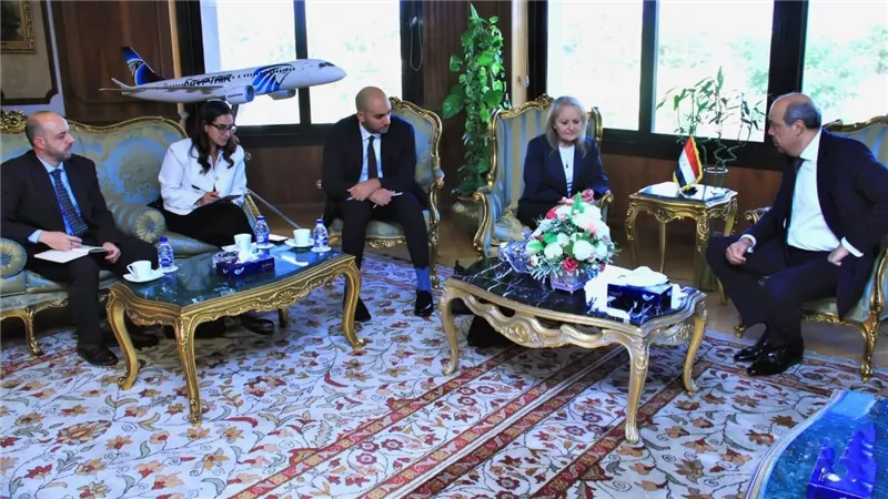 وزير الطيران يلتقي مسئولي البنك الأوروبي لإعادة الإعمار والتنمية لبحث إمكانية التعاون المُشترك 