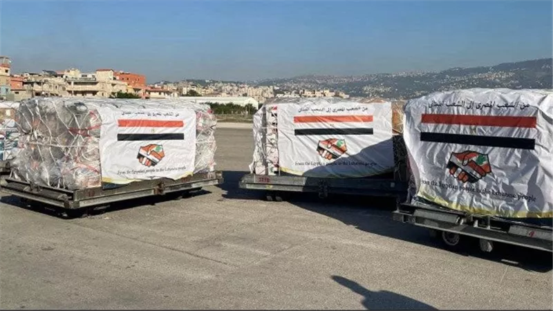 نقل 22 طن مساعدات إنسانية إلى لبنان وعودة 304 مصريين لأرض الوطن