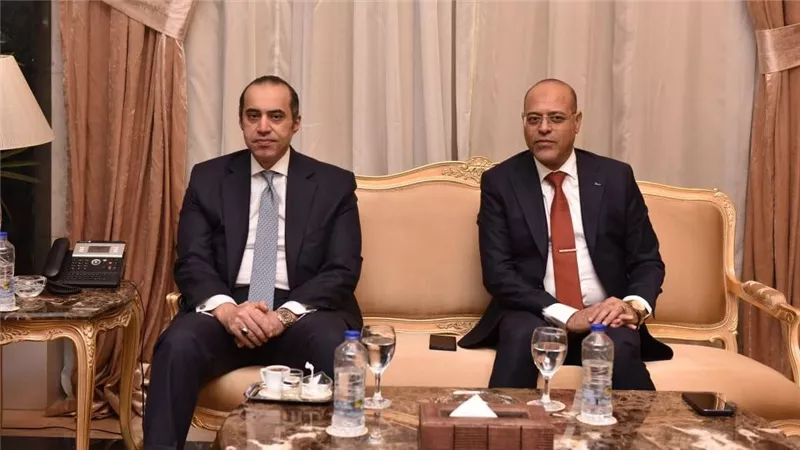 وزير العمل يترأس إجتماع 