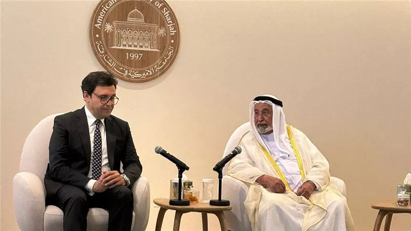 وزير الثقافة يُسلم سمو الشيخ الدكتور سلطان بن محمد القاسمي حاكم الشارقة 
