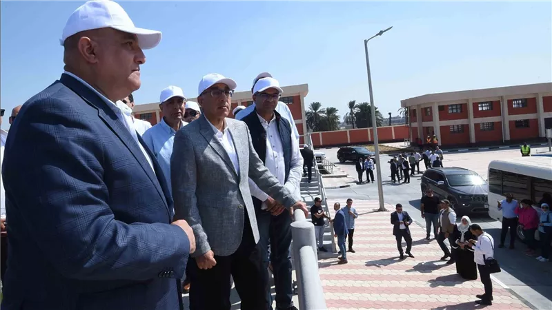 رئيس الوزراء يتفقد التشغيل التجريبي لمحطة معالجة الصرف الصحي بقرية برطباط غرب مغاغة