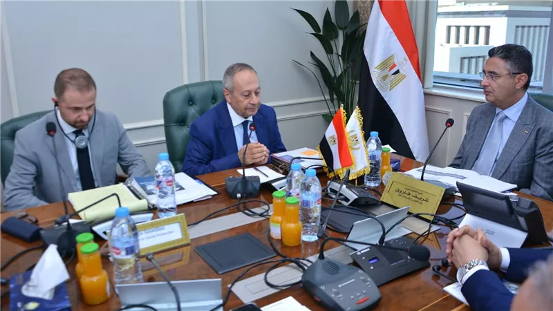 وزير التموين يعقد اجتماعاً مع بعثة البنك الدولي لتعزيز التعاون في مجالات الحماية الاجتماعية