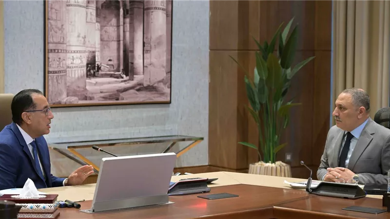 رئيس الوزراء يُتابع مع رئيس المركز الوطني لتخطيط استخدامات أراضي الدولة ملفات العمل