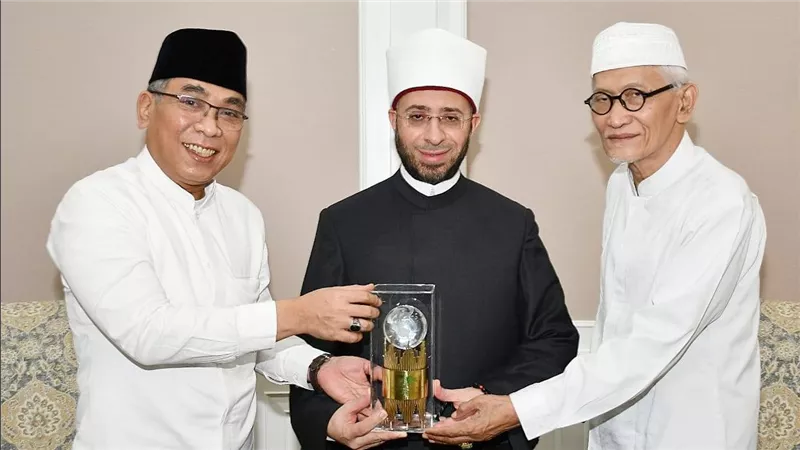 وزير الأوقاف يزور كبرى المؤسسات الدينية بدولة إندونيسيا