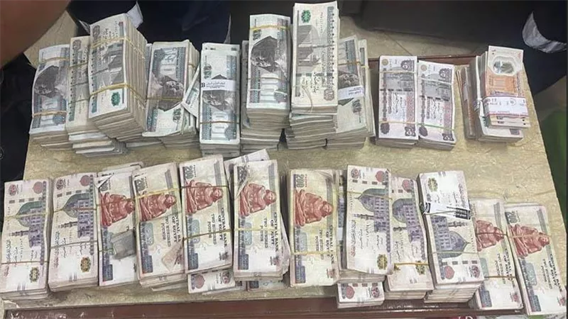 فنى تحليل يحول مسكنه إلى مطبعة للعملات المزيفة بـ أكتوبر