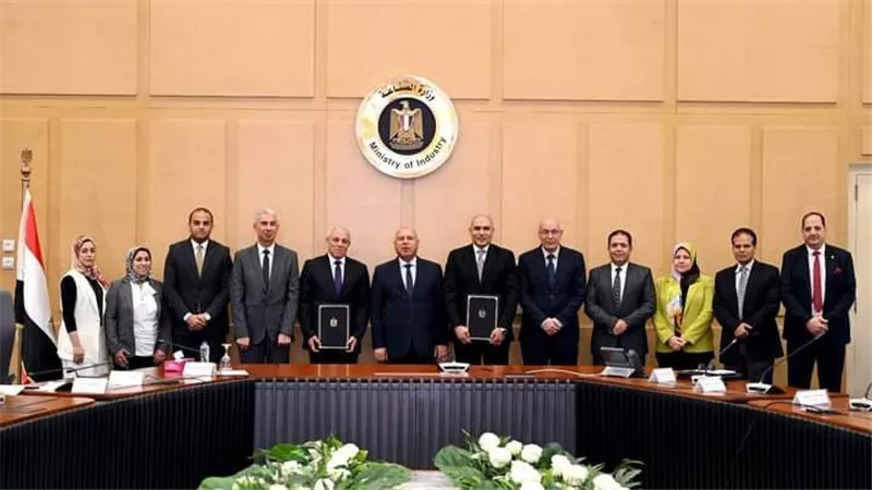 الوزير يشهد توقيع برتوكول بين الجهاز التنفيذي للمشروعات الصناعية والتعدينية وهيئة تنمية الصعيد لتقديم كافة الخدمات الهندسية لمشروعات هيئة تنمية الصعيد