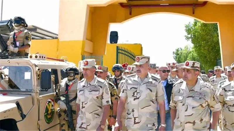 الفريق أحمد خليفة رئيس أركان حرب القوات المسلحة يتفقد إجراءات التأمين على الإتجاه الإستراتيجى الجنوبى 