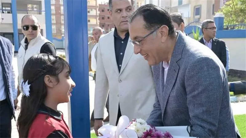 رئيس الوزراء يتفقد 