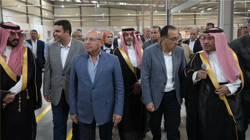 رئيس الوزراء يتفقد مصنع 