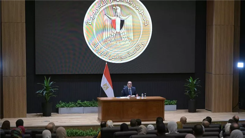 مدبولي يلتقي أعضاء منظومة الشكاوى الحكومية الموحدة بمجلس الوزراء: أنتم 