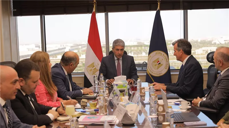 وزير السياحة والآثار يبحث مع مسئولي شركة أرويا كروز للرحلات البحرية سبل التعاون لتعزيز سياحة السفن البحرية