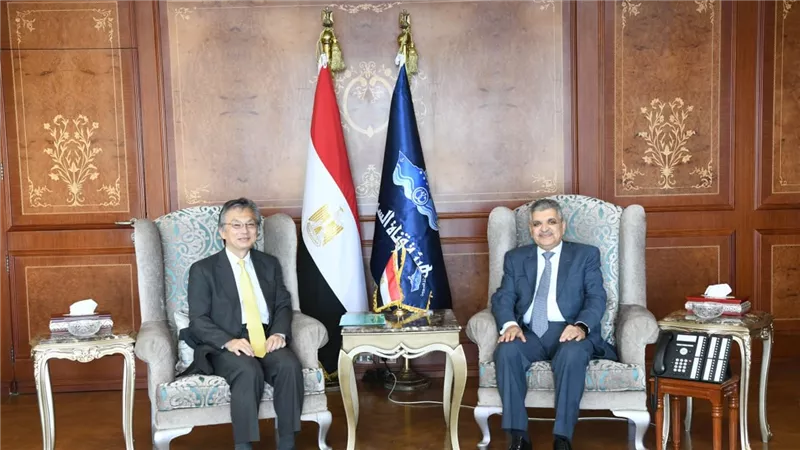 رئيس هيئة قناة السويس يبحث سبل التعاون مع السفير الياباني 