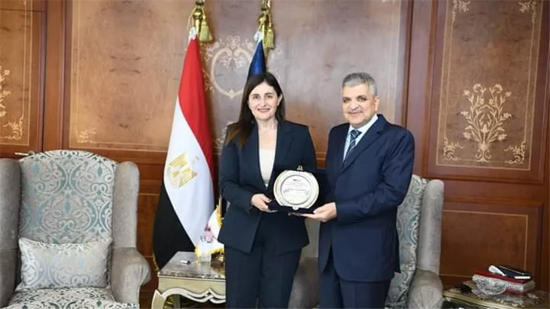 الفريق أسامة ربيع يبحث التعاون الثنائي مع وزيرة الشحن القبرصي