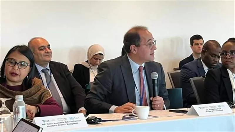 وزير المالية في لقائه مع ممثلي ورئيسة المركز الإفريقي: التحول الاقتصادي بإفريقيا يتطلب جهودًا مضاعفة لدفع حركة النمو 