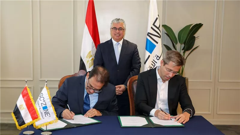 رئيس اقتصادية قناة السويس يشهد توقيع عقد مشروع شركة بيرل لإنتاج البولي يوريثان بمنطقة السخنة الصناعية