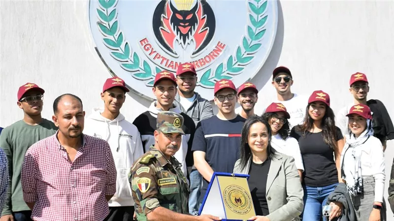 القوات المسلحة تنظم زيارة لعدد من طلبة الأكاديمية العربية للعلوم والتكنولوجيا والنقل البحرى لقيادة قوات المظلات