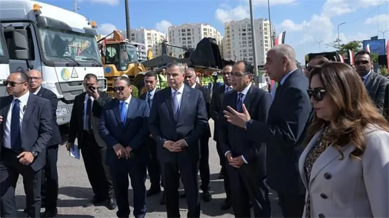 رئيس الوزراء يشهد اصطفاف مُعدات المحافظة لمُجابهة الأزمات والكوارث