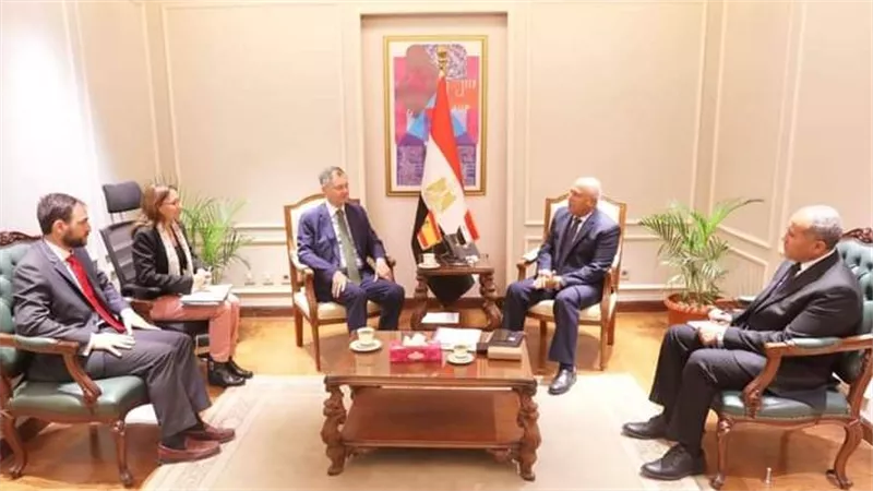  وزير الصناعة والنقل يبحث مع سفير إسبانيا بالقاهرة  سبل تعزيز مجالات التعاون بين البلدين في مجالي النقل والصناعة