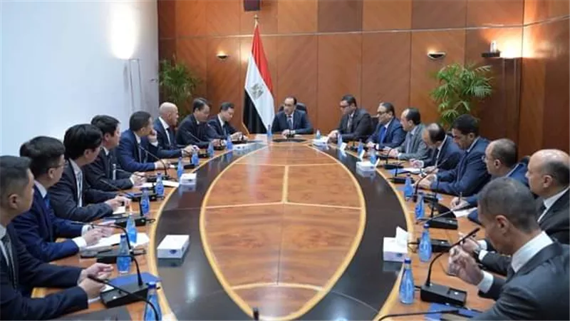 رئيس الوزراء يلتقي المدير العام ورئيس الشركة الصينية العامة للهندسة المعمارية 