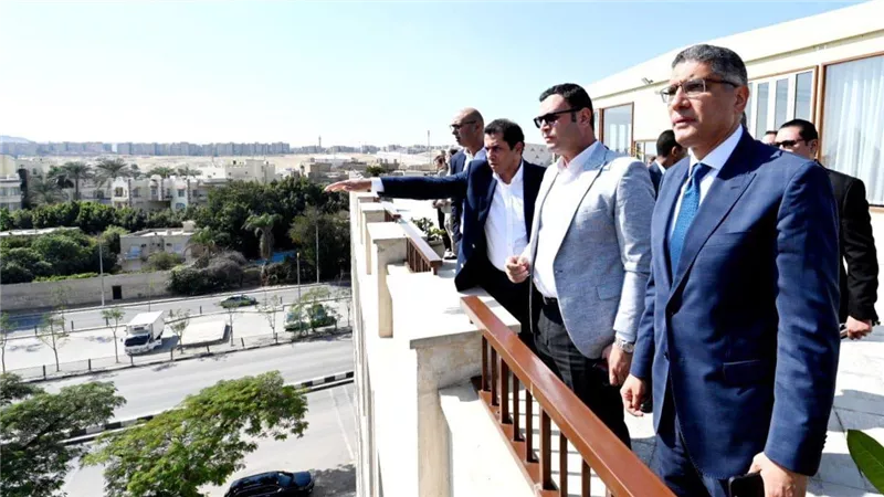 وزير الإسكان ومحافظ الجيزة يعقدان اجتماعاً بالمنطقة المحيطة بالأهرامات لاستعراض مخطط تطويرها