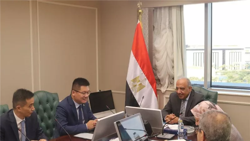 وزير الكهرباء يبحث مع شركة هواوي الصينية توطين صناعة المهمات ووسائل الاتصال 