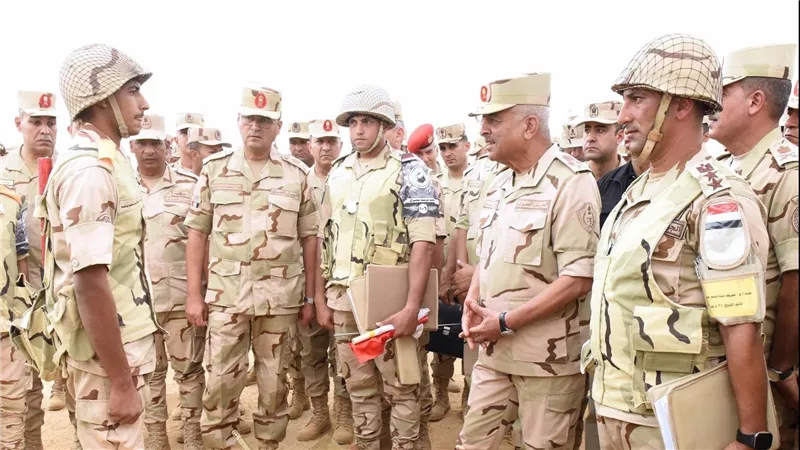 الفريق أول عبد المجيد صقر القائد العام للقوات المسلحة وزير الدفاع والإنتاج الحربى يتفقد منظومة التدريب القتالى لأحد تشكيلات الجيش الثانى الميدانى