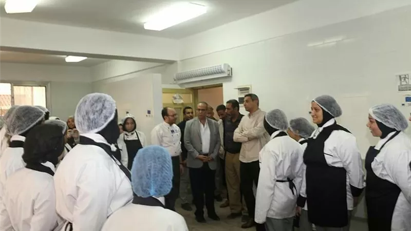 محافظ السويس في المدرسة الفندقية يتابع سير العملية لتعليمية