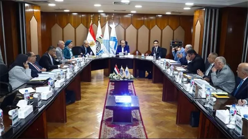 وزير قطاع الأعمال يتابع تنفيذ خطط العمل وموقف مشروعات شركات المقاولات والتطوير العقاري 