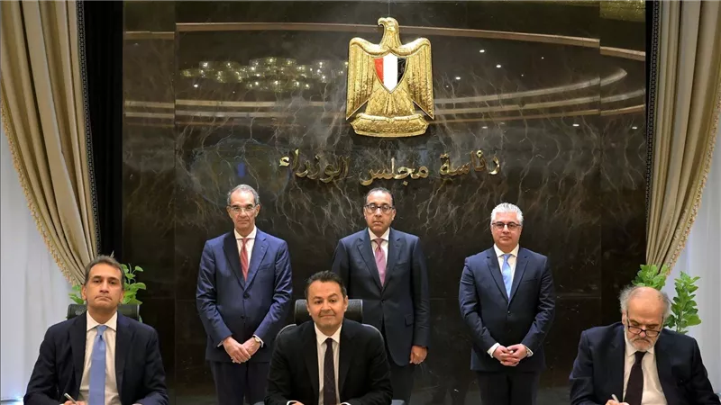 رئيس الوزراء يشهد توقيع عقد حق انتفاع بالأرض لإنشاء مركز 