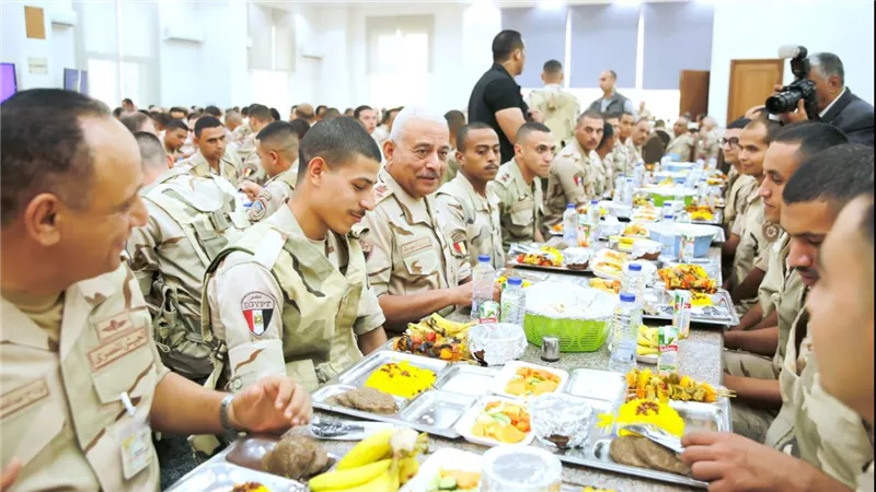 الفريق أول عبد المجيد صقر القائد العام للقوات المسلحة وزير الدفاع والإنتاج الحربى يشهد تنفيذ المرحلة الرئيسية لمشروع مراكز القيادة التعبوى للمنطقة المركزية العسكرية