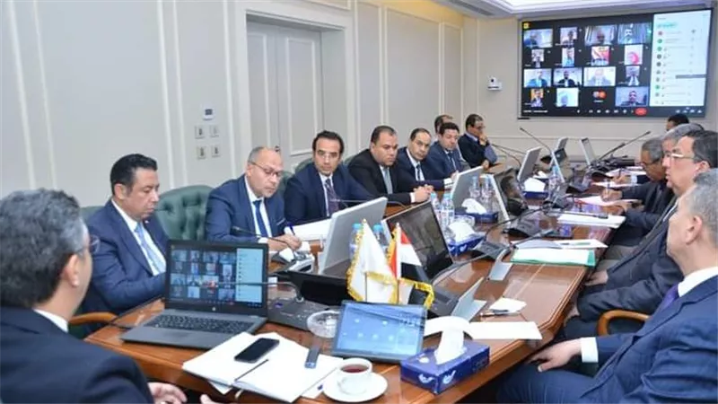 وزير التموين يعقد اجتماعاً عبر الفيديو كونفرانس مع مديري المديريات بالمحافظات لمتابعة توافر السلع ومراقبة وضبط الأسواق