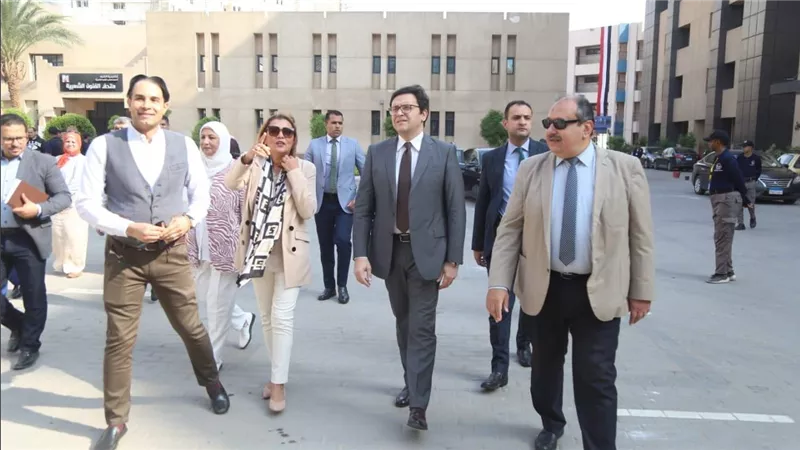 وزير الثقافة يتفقد منشآت أكاديمية الفنون ويوجه بالانتهاء من المشروعات الجاري تنفيذها لتحقيق الرؤية الاستثمارية للأكاديمية