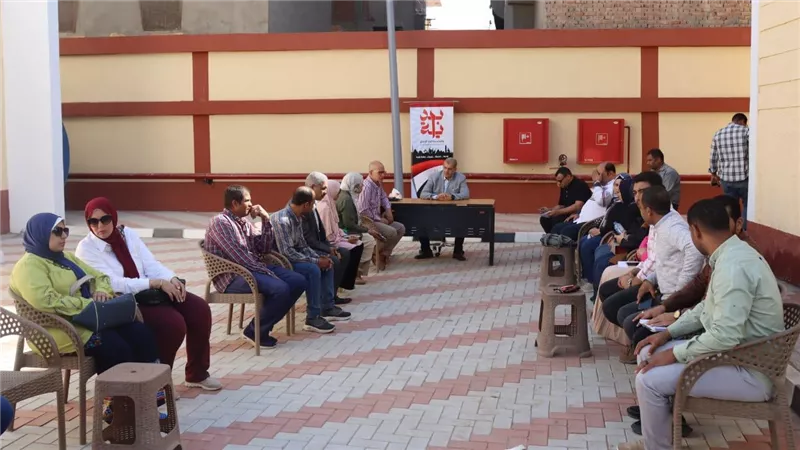 ضمن المبادره الرئاسية بداية جديدة.. رئيس مياه الفيوم يتلقى العاملين بمحطات الصرف الصحي بمركز اطسا
