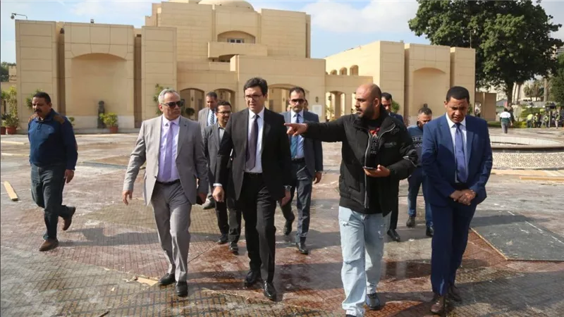 وزير الثقافة يتفقد التجهيزات الجارية لافتتاح مهرجان القاهرة السينمائي ومتحف الفن الحديث
