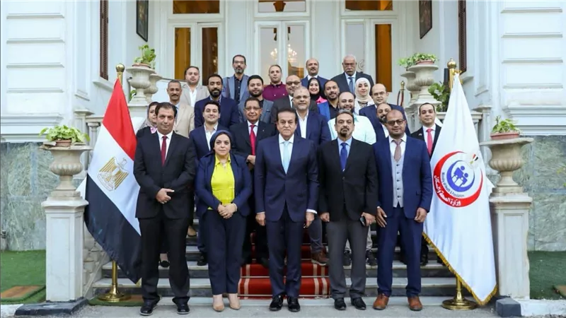 ووزير الصحة يُكرم الفريق الطبي بمستشفى العلمين النموذجي لبراعتهم في إنقاذ حياة مريض سقط على أسياخ حديدة اخترقت صدره