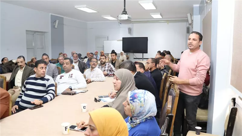 رئيس مياه الفيوم يعقد اجتماع موسع لمناقشة بعض القضايا المتعلقة بسير العمل بالشركة 