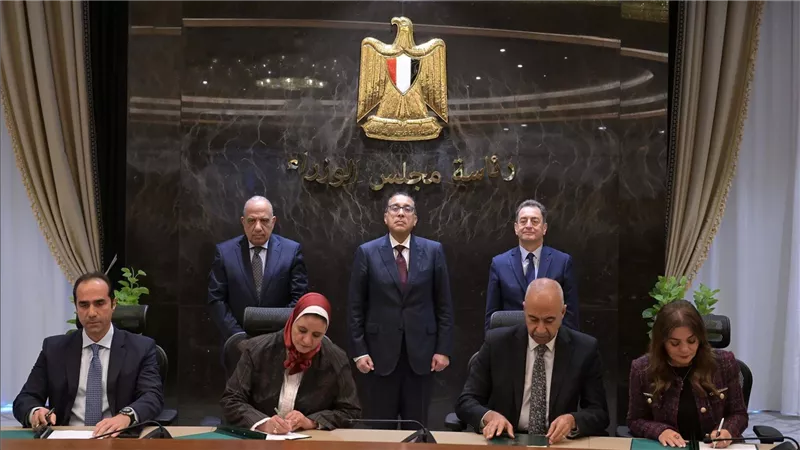 رئيس الوزراء يشهد توقيع مذكرتي تفاهم لانتاج الكهرباء من الطاقات الجديدة والمتجددة (شمسي و رياح)
