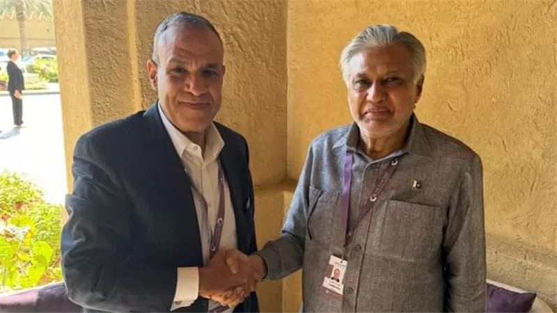 وزير الخارجية والهجرة يلتقي بنظيره الباكستاني
