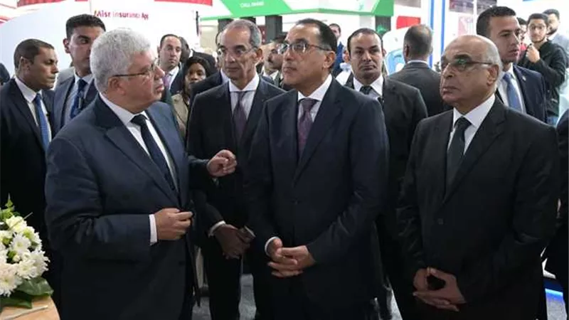 رئيس الوزراء يتفقد جناح وزارة التعليم العالي والبحث العلمي