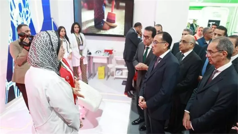 الدكتور خالد عبدالغفار يستعرض نموذج المحاكاة لمراكز التنمية البشرية بمعرض Cairo ICT