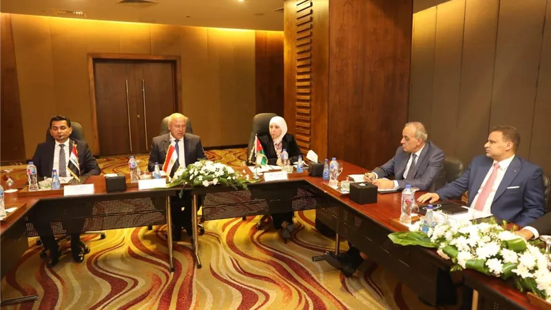 نائب رئيس مجلس الوزراء للتنمية الصناعية وزير الصناعة والنقل يترأس الاجتماع الـ 83 لشركة الجسر العربي للملاحة
