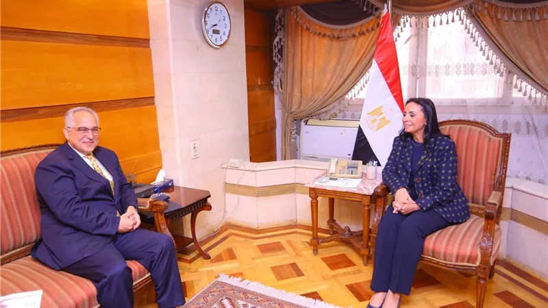 وزيرة التضامن الاجتماعي ورئيس اللجنة البارالمبية المصرية يبحثان تعزيز سبل التعاون المشترك