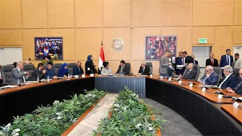 وزير الإسكان يعقد اجتماعه الدوري مع أعضاء البرلمان بمجلسيه 
